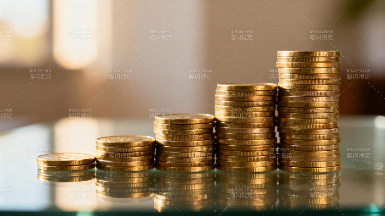 金币堆叠成长阶梯图片