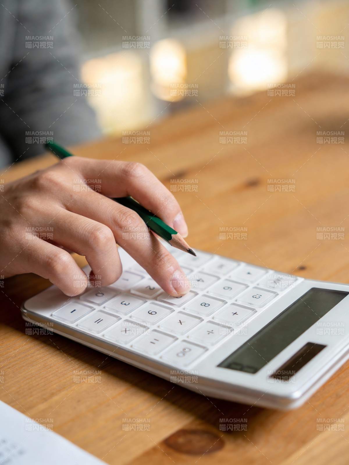手握铅笔按计算器图片