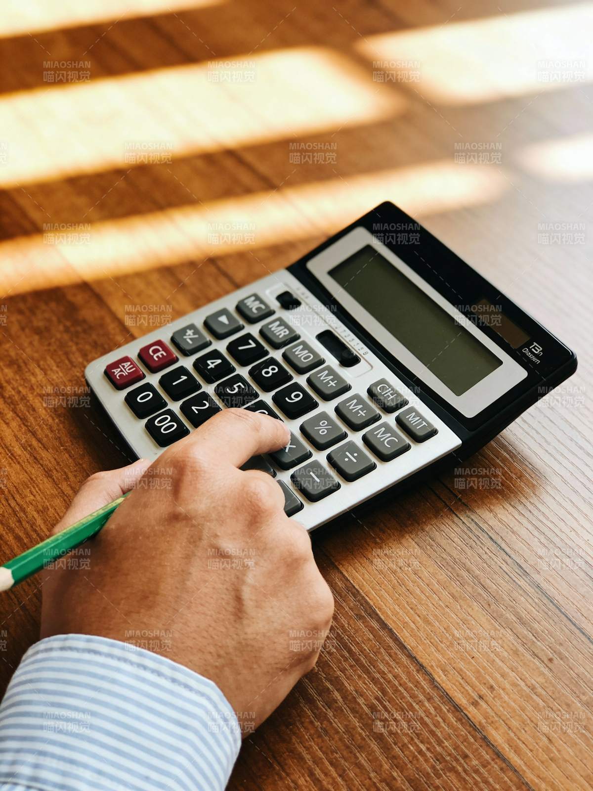 手握笔按计算器图片