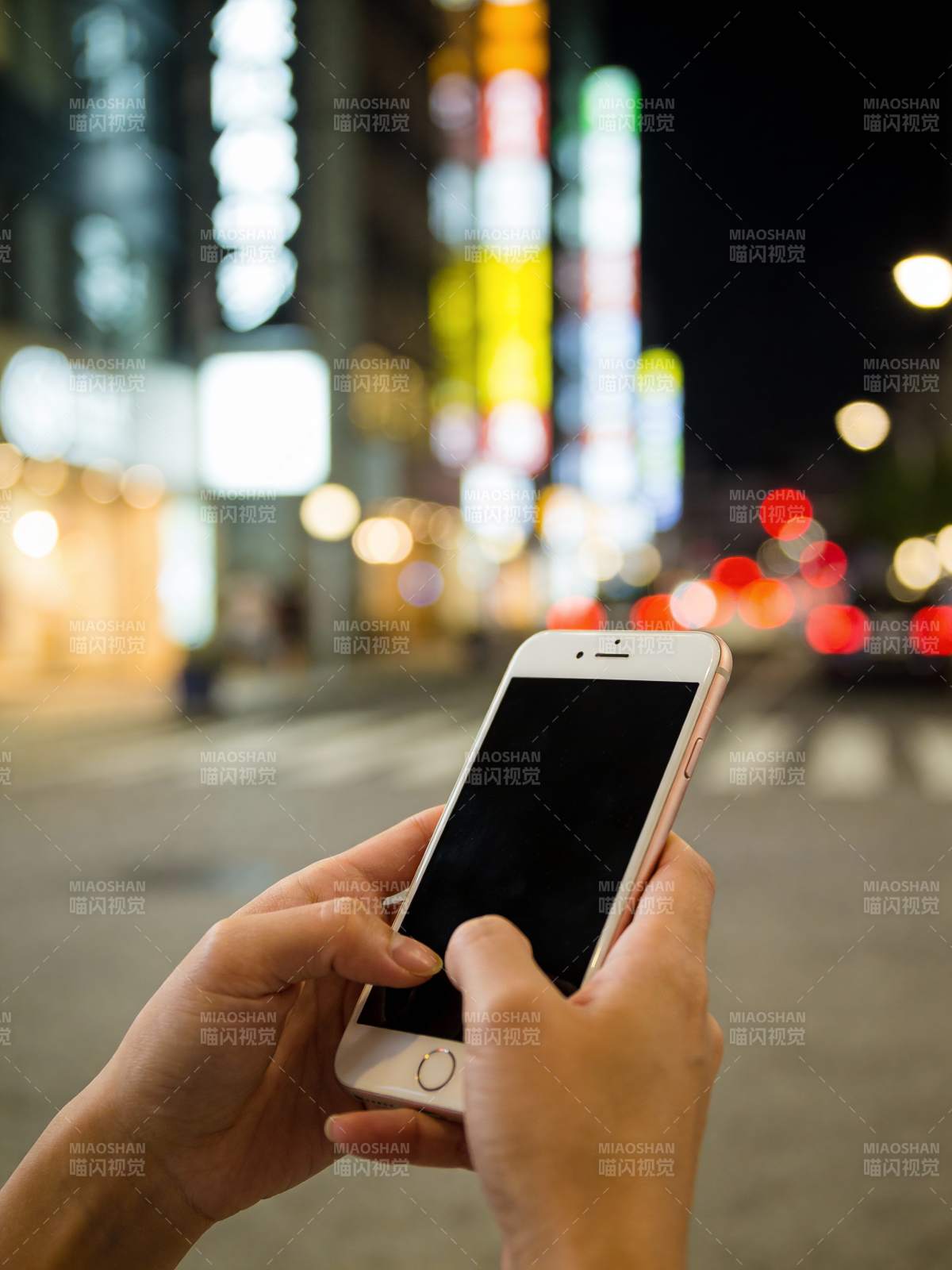 夜景中手持手机图片