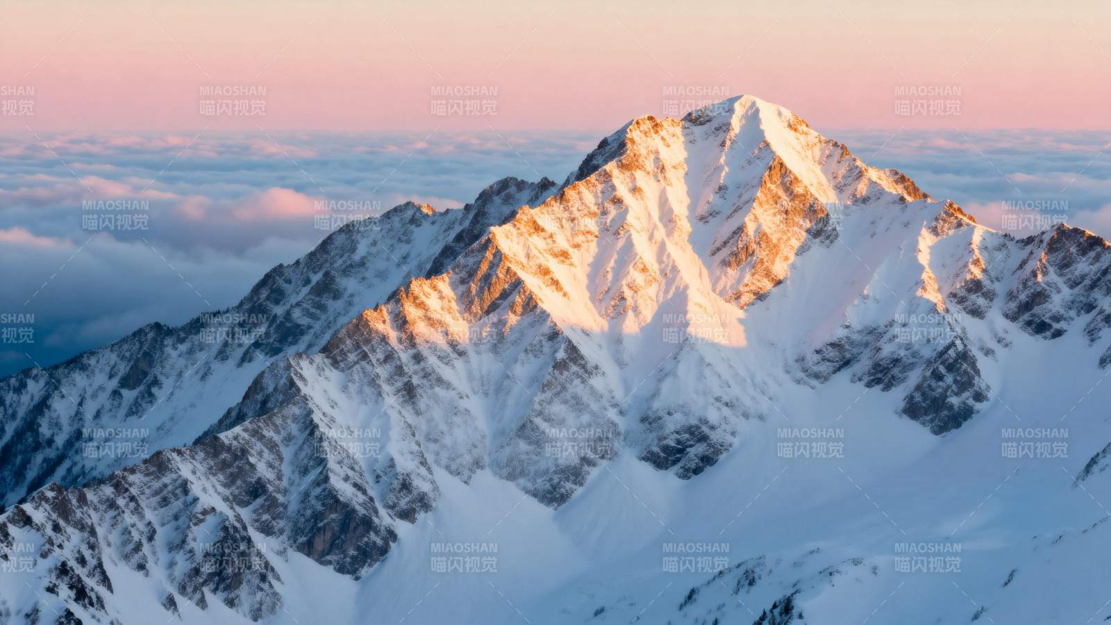 雪山之巅日出美景图片