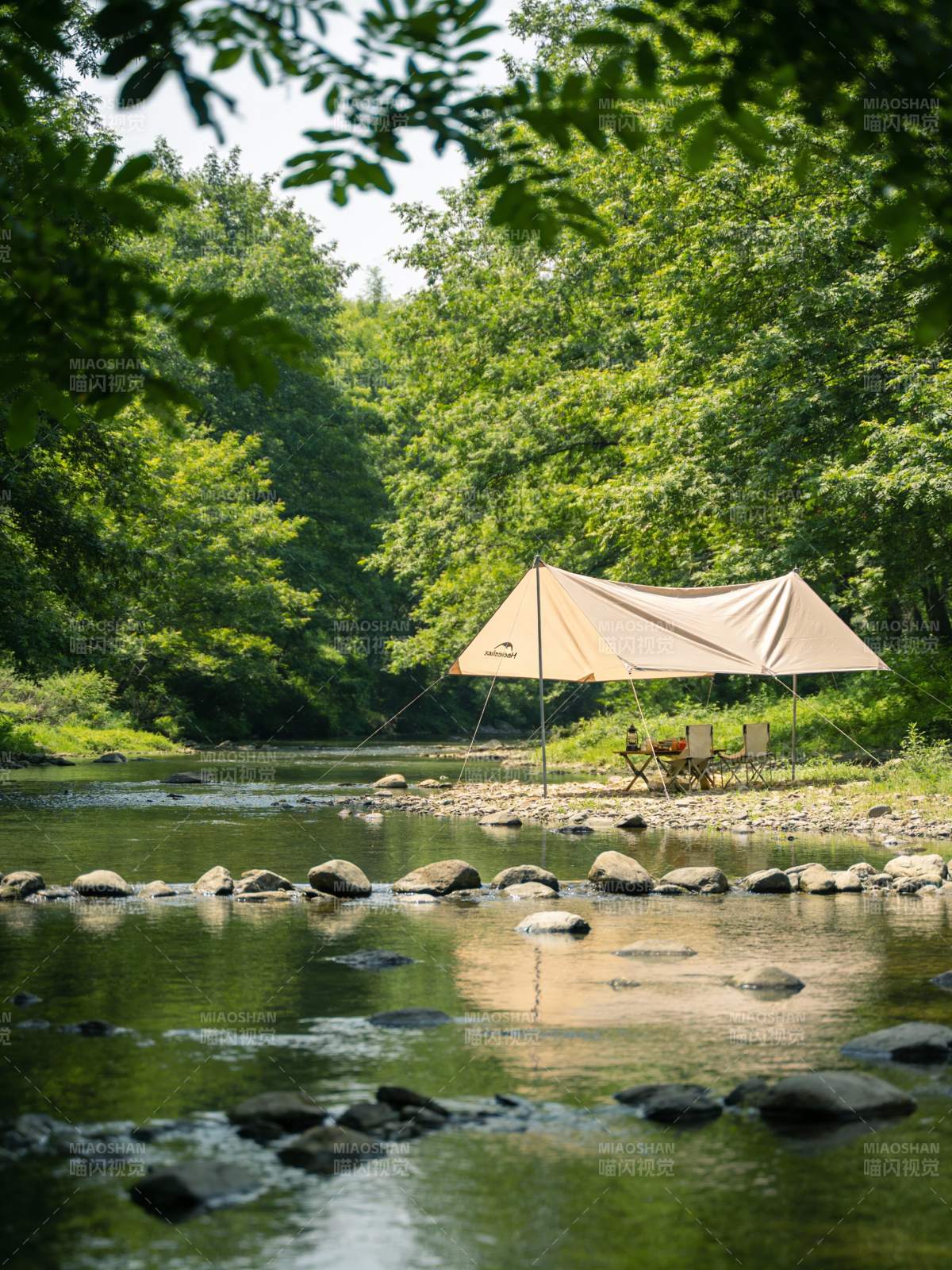 溪边露营 静享自然图片