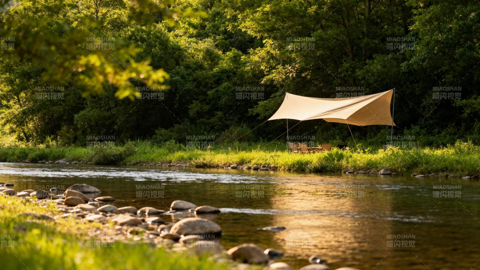 河畔露营静谧时光图片