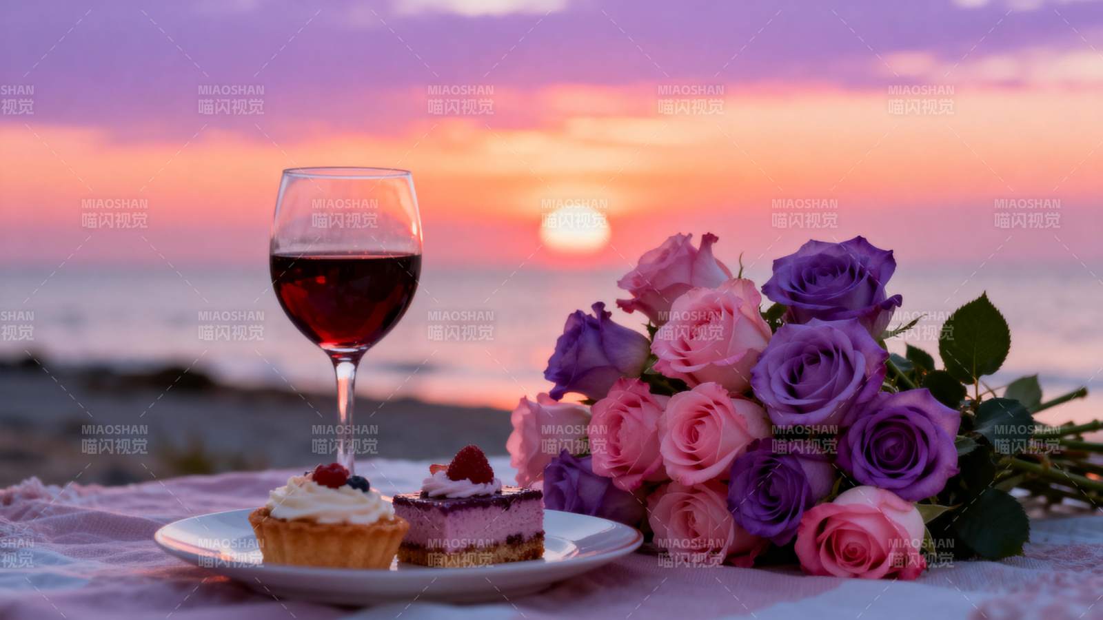 夕阳下的浪漫晚餐图片