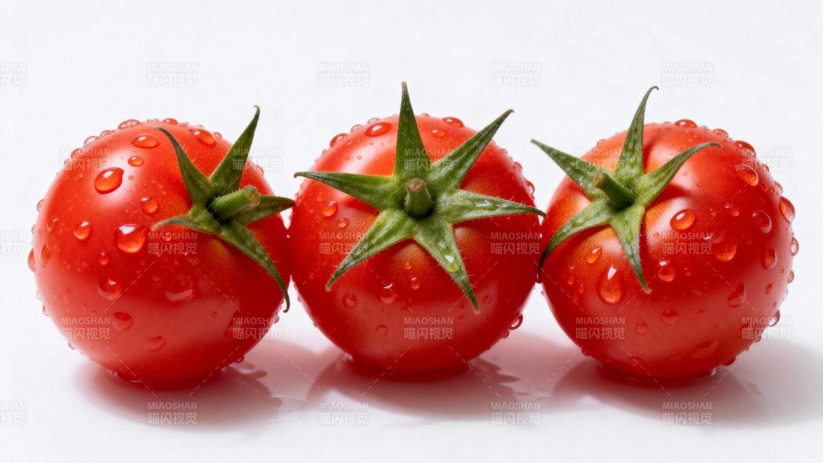 三颗水珠番茄图片