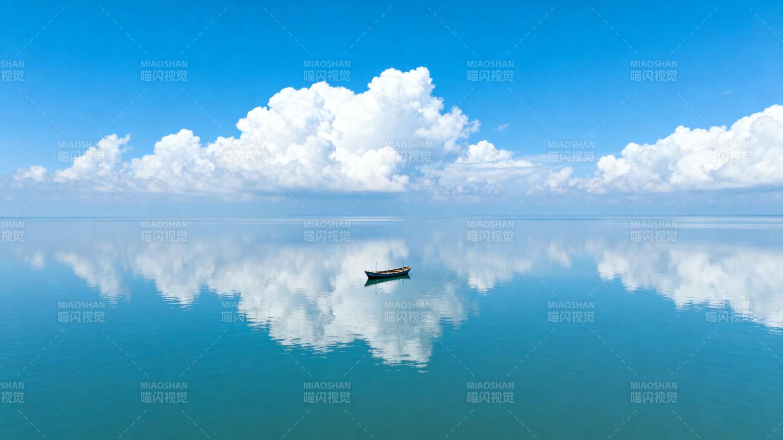 湖面倒影孤舟图片