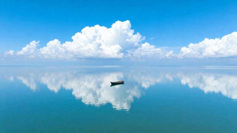 湖面倒影孤舟图片