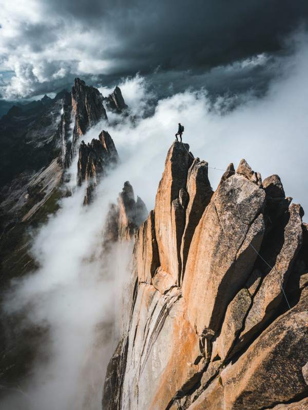云海之巅 孤影凌峰图片