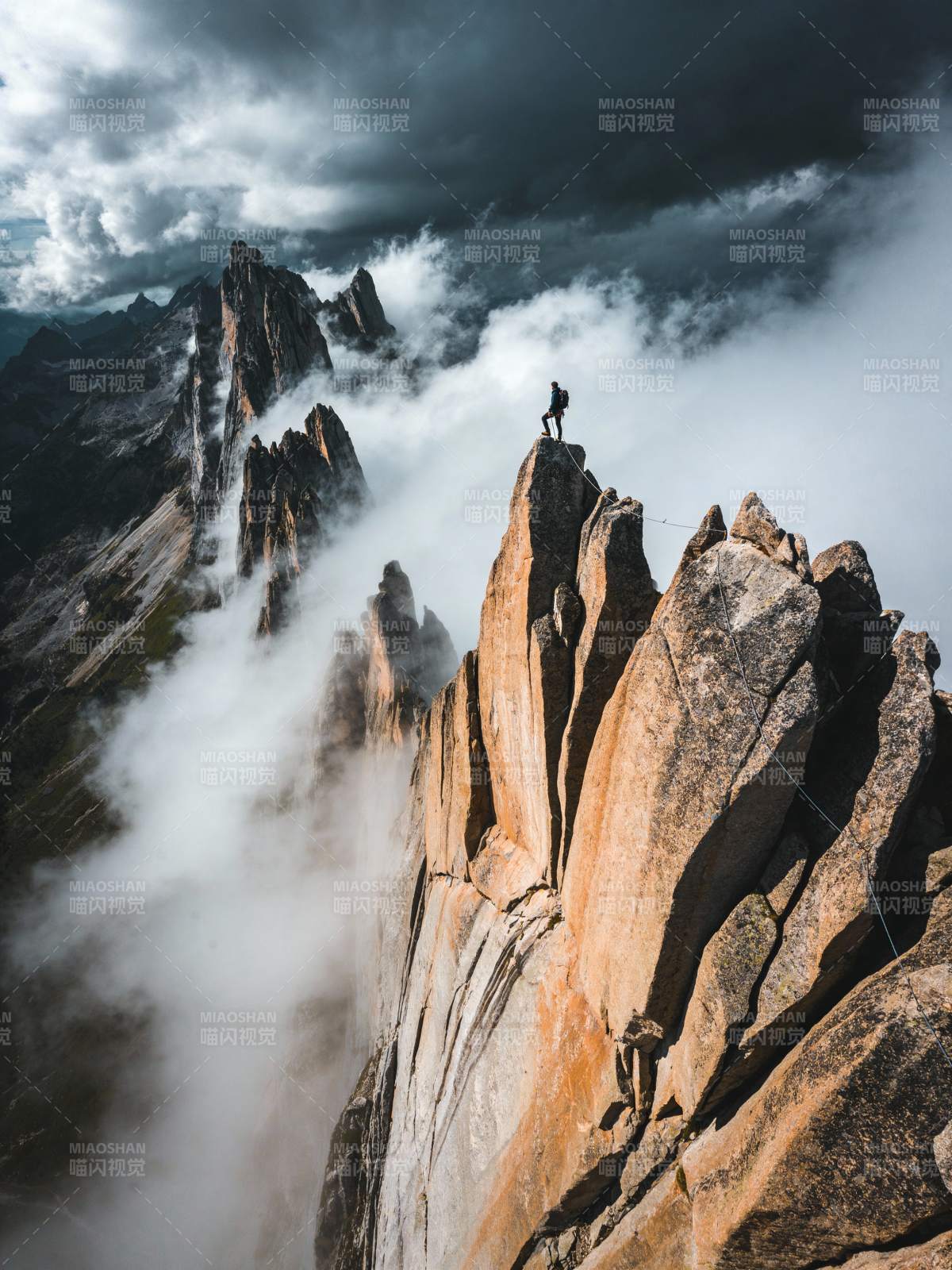 云海之巅 孤影凌峰图片