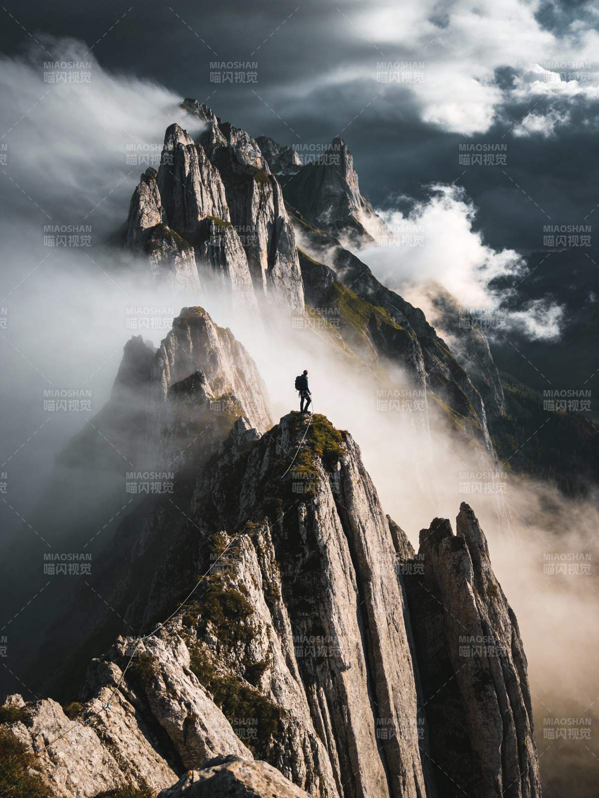 云海之巅 孤影攀岩图片