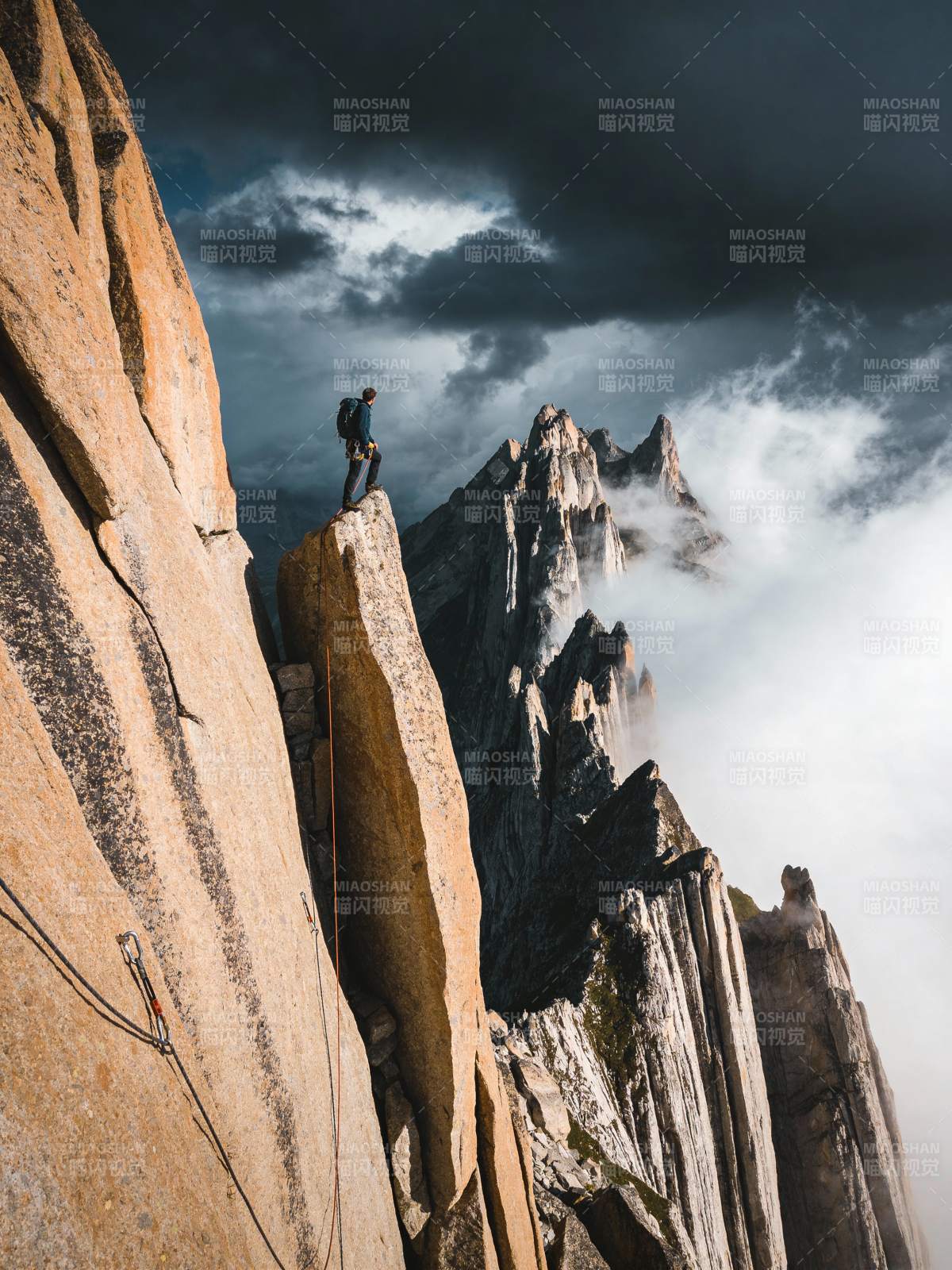 绝壁攀岩者图片