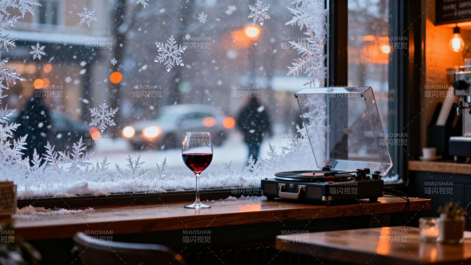 雪夜窗边品红酒图片