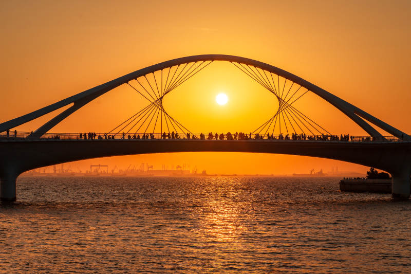 夕阳桥影人行图片