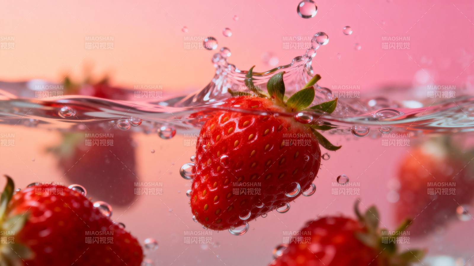 草莓入水瞬间图片