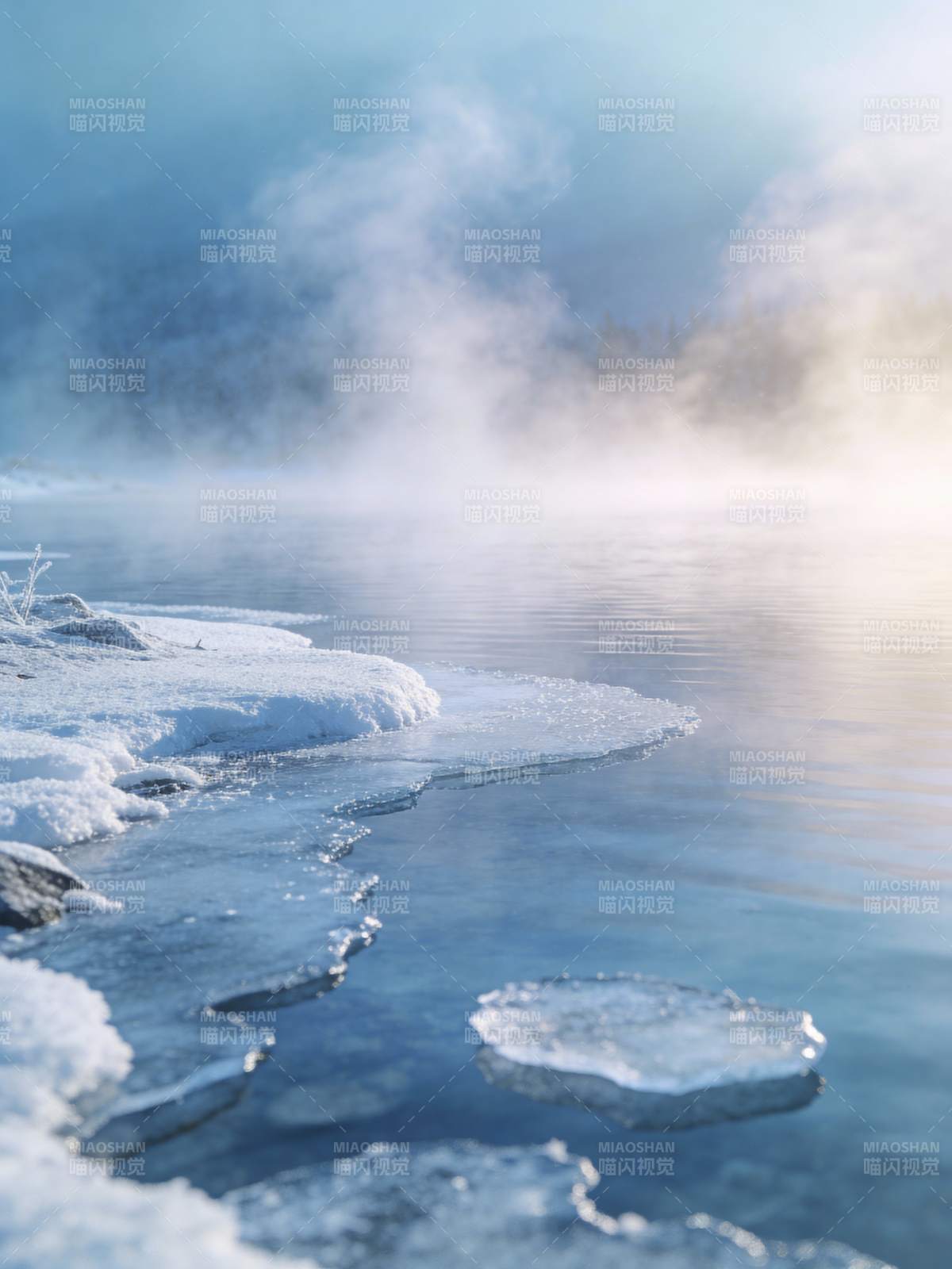 冰湖晨雾图片
