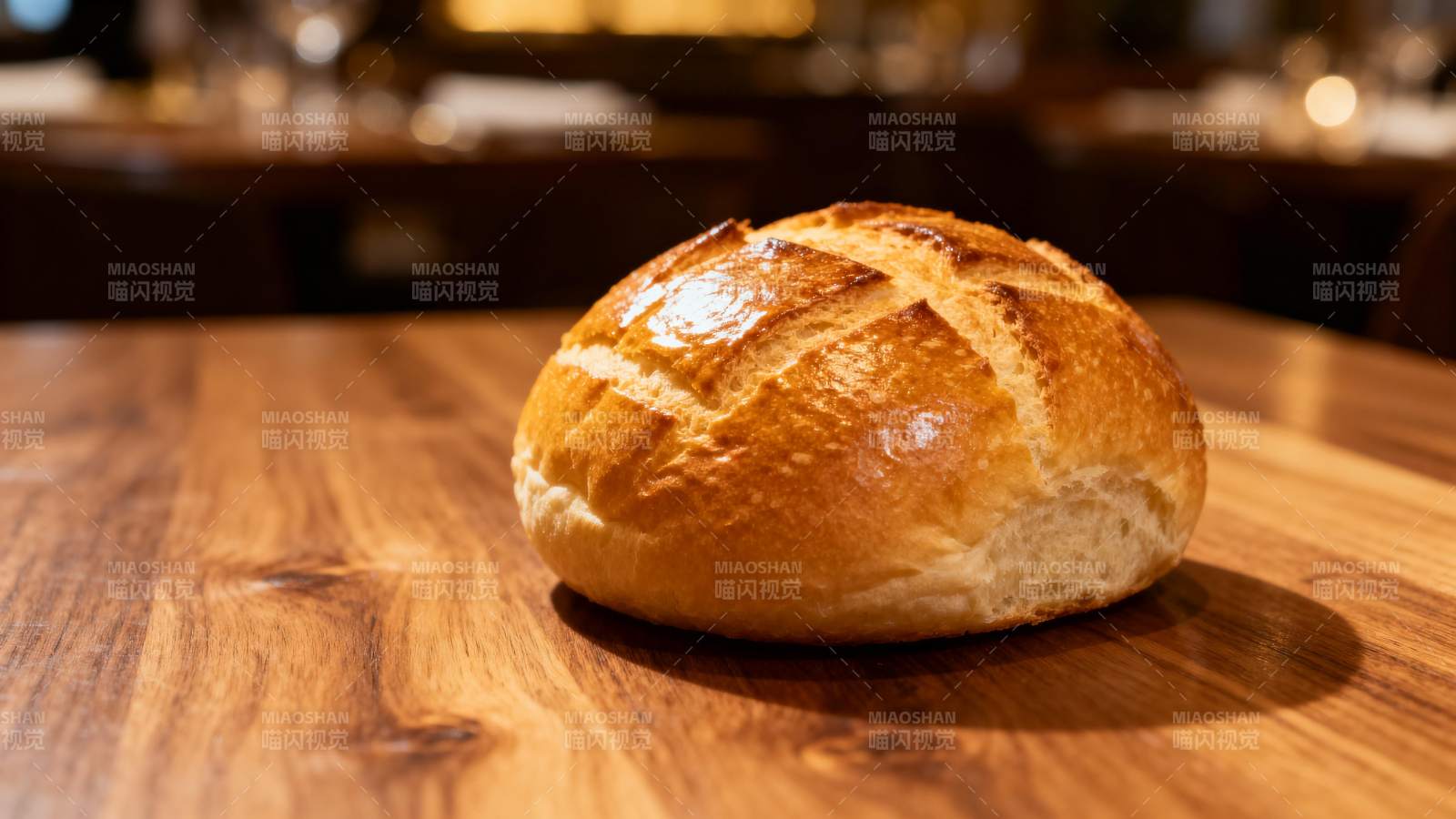 金黄面包静置于木桌图片