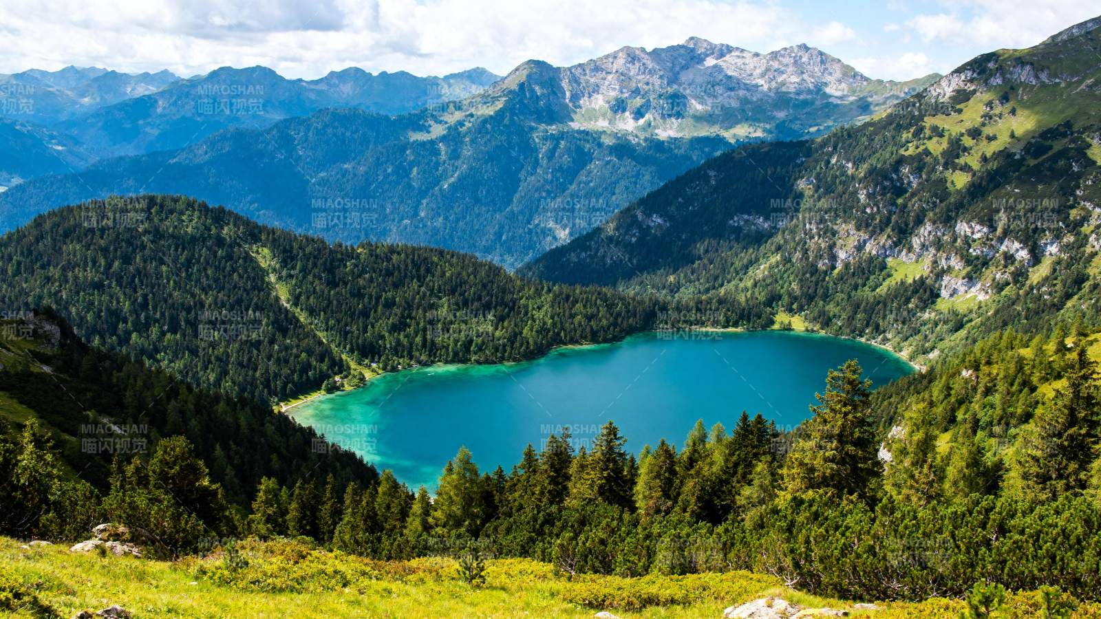 高山碧湖风光图片