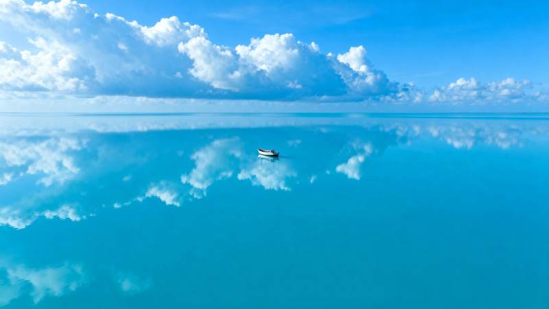 碧海蓝天映孤舟图片