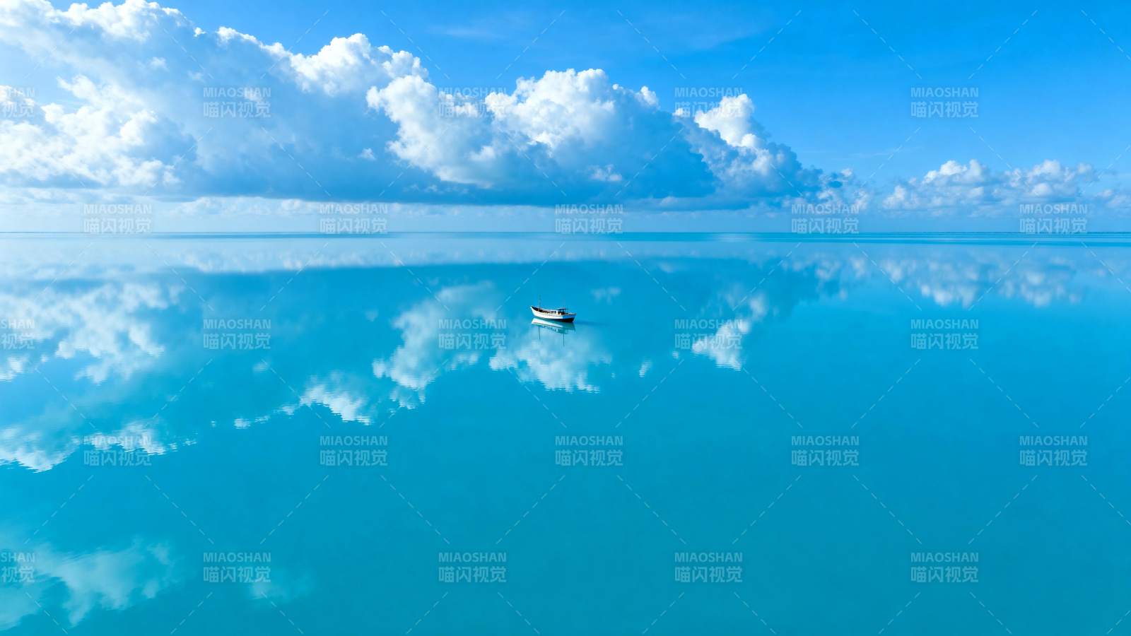 碧海蓝天映孤舟图片