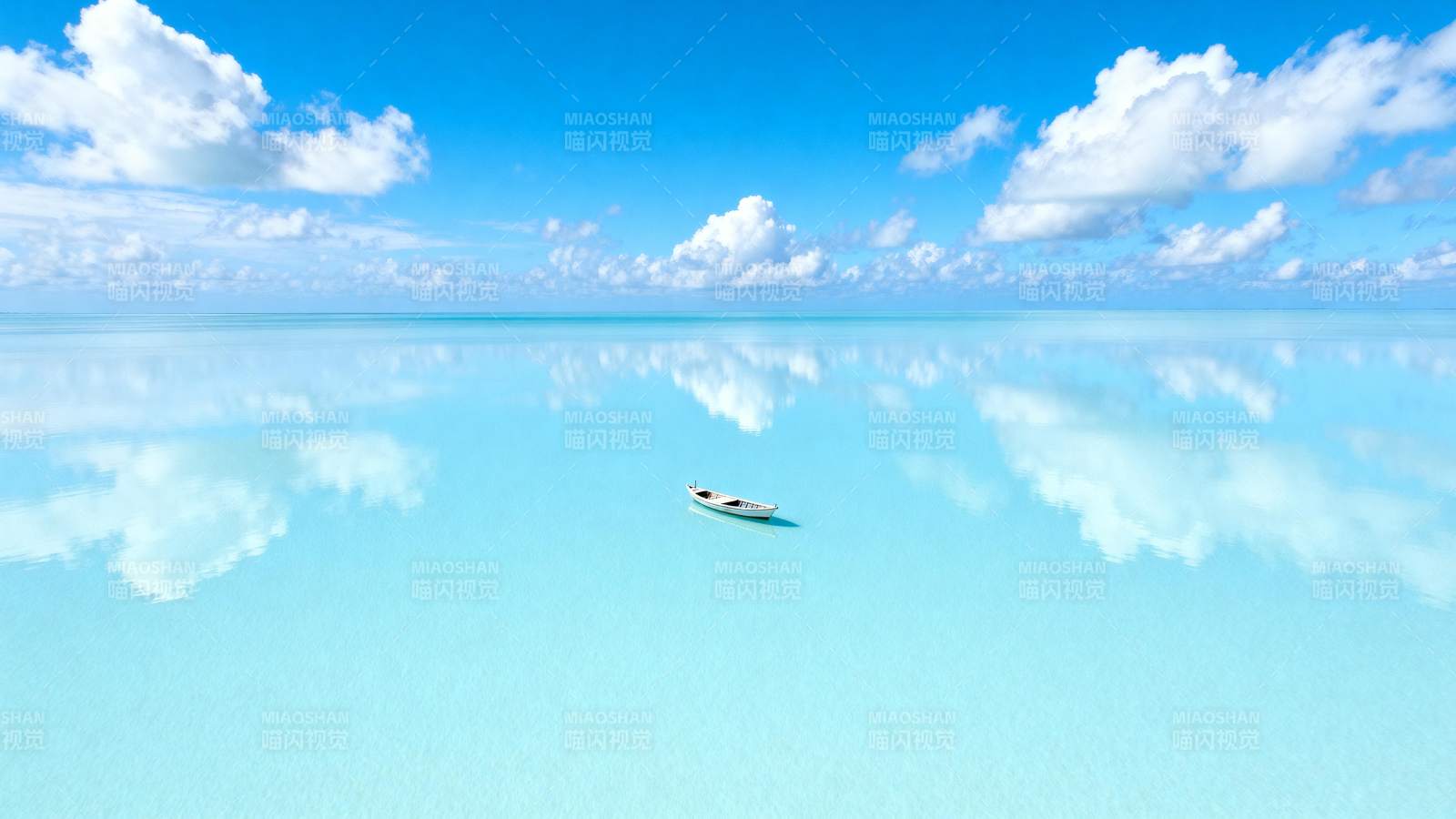 碧海蓝天 孤舟静泊图片