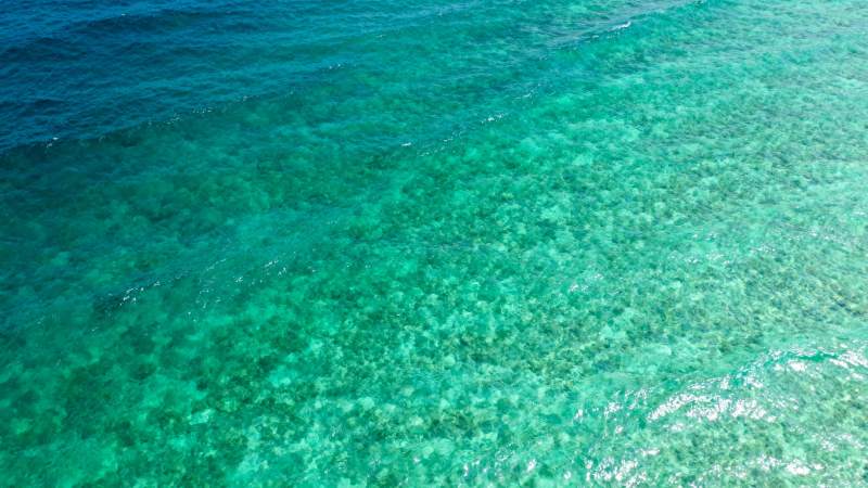 碧海蓝天 清澈见底图片