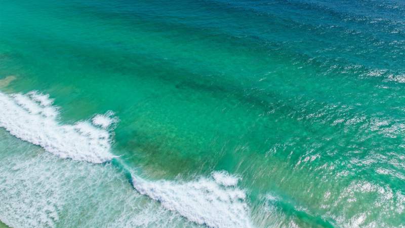 碧海蓝天 浪花翻涌图片