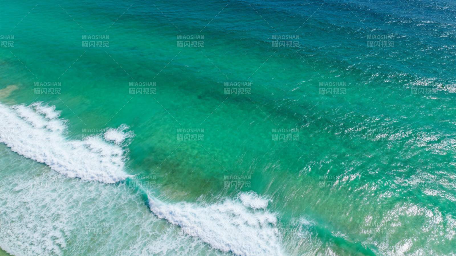 碧海蓝天 浪花翻涌图片