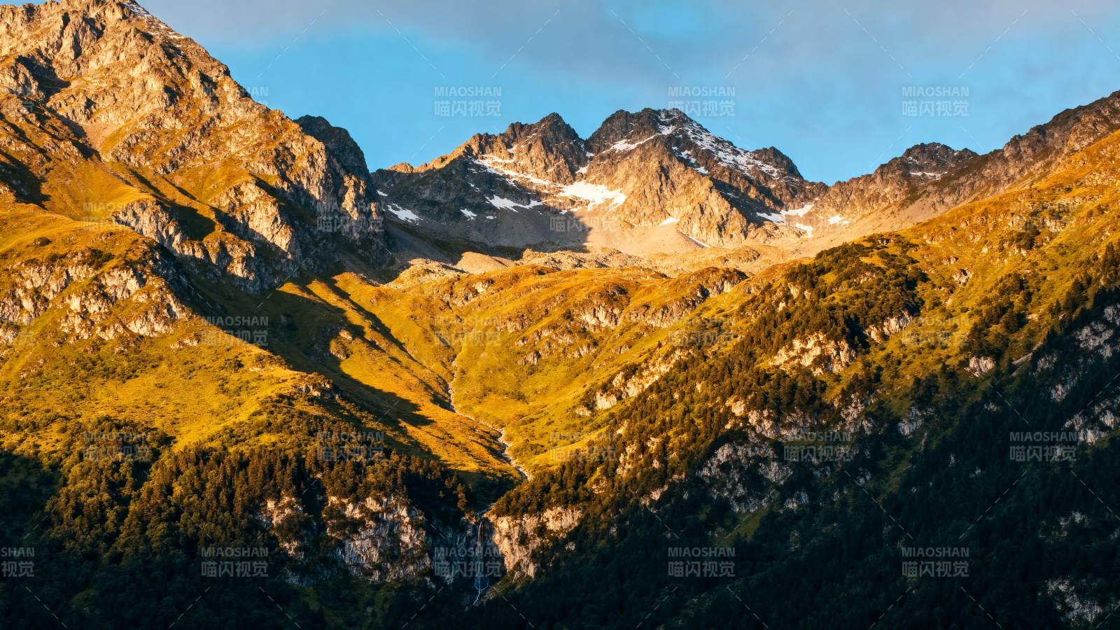 金色山峦映夕阳图片