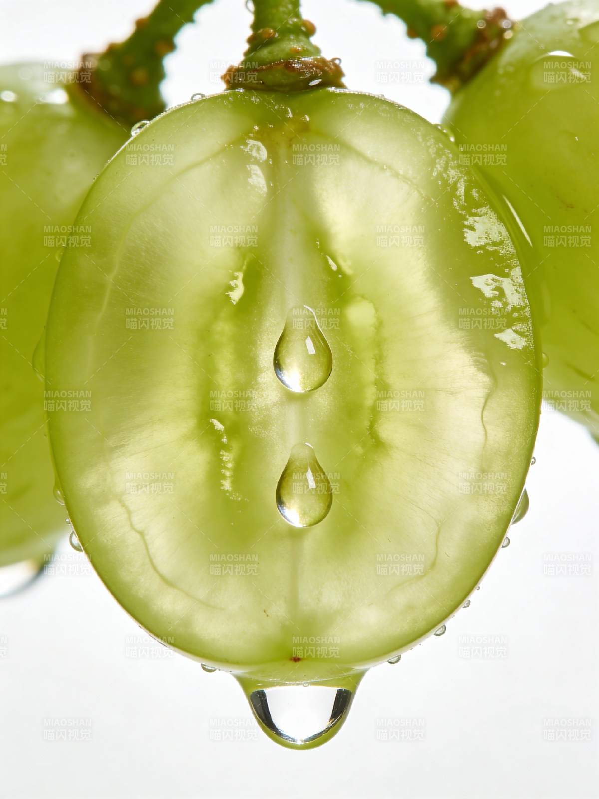 晶莹葡萄滴水图片