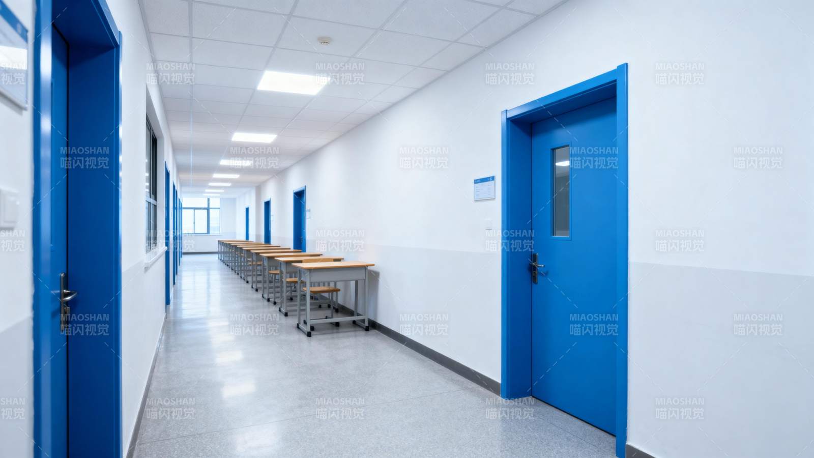 蓝色门的走廊图片