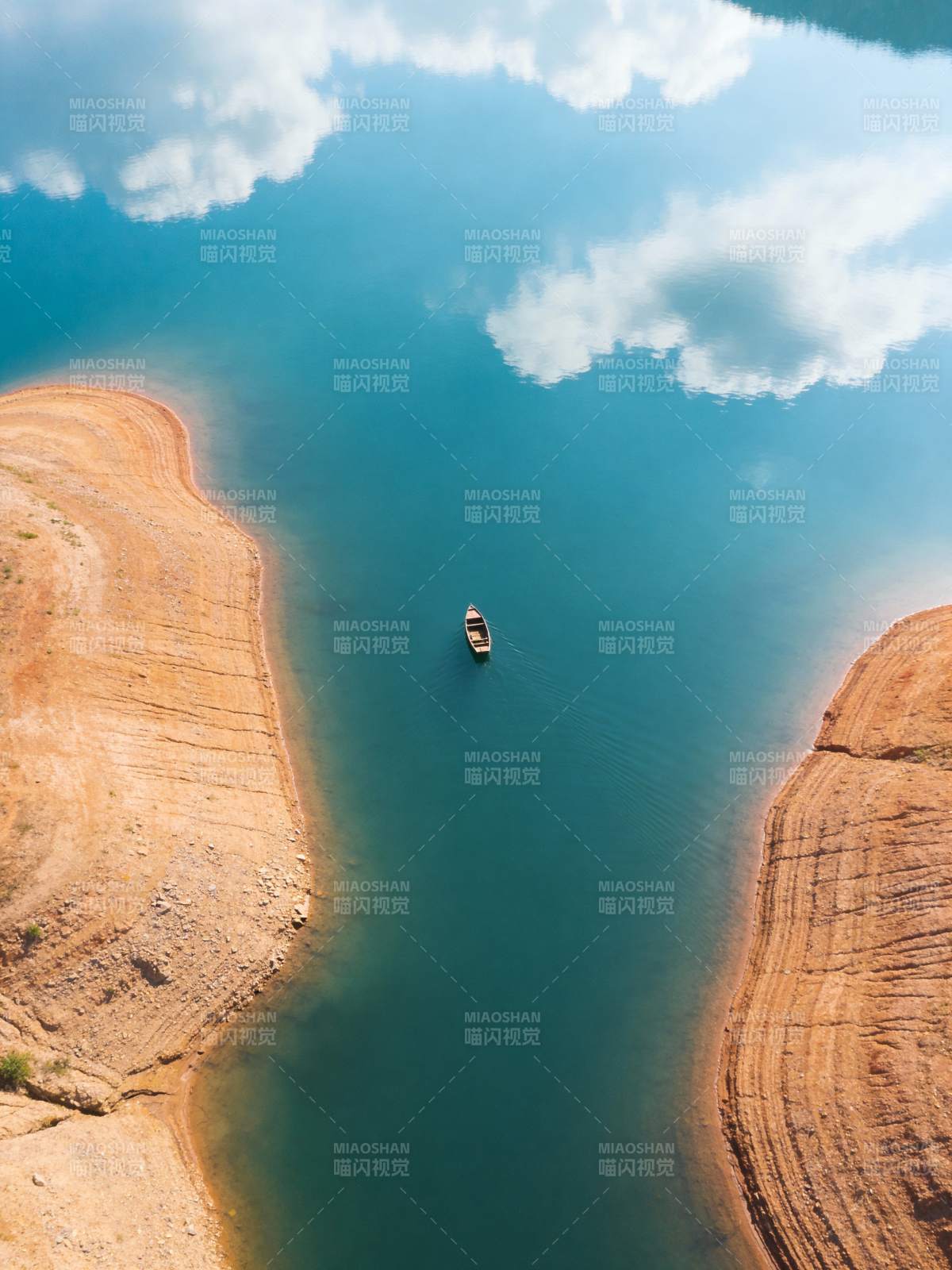 孤舟碧水映云天图片