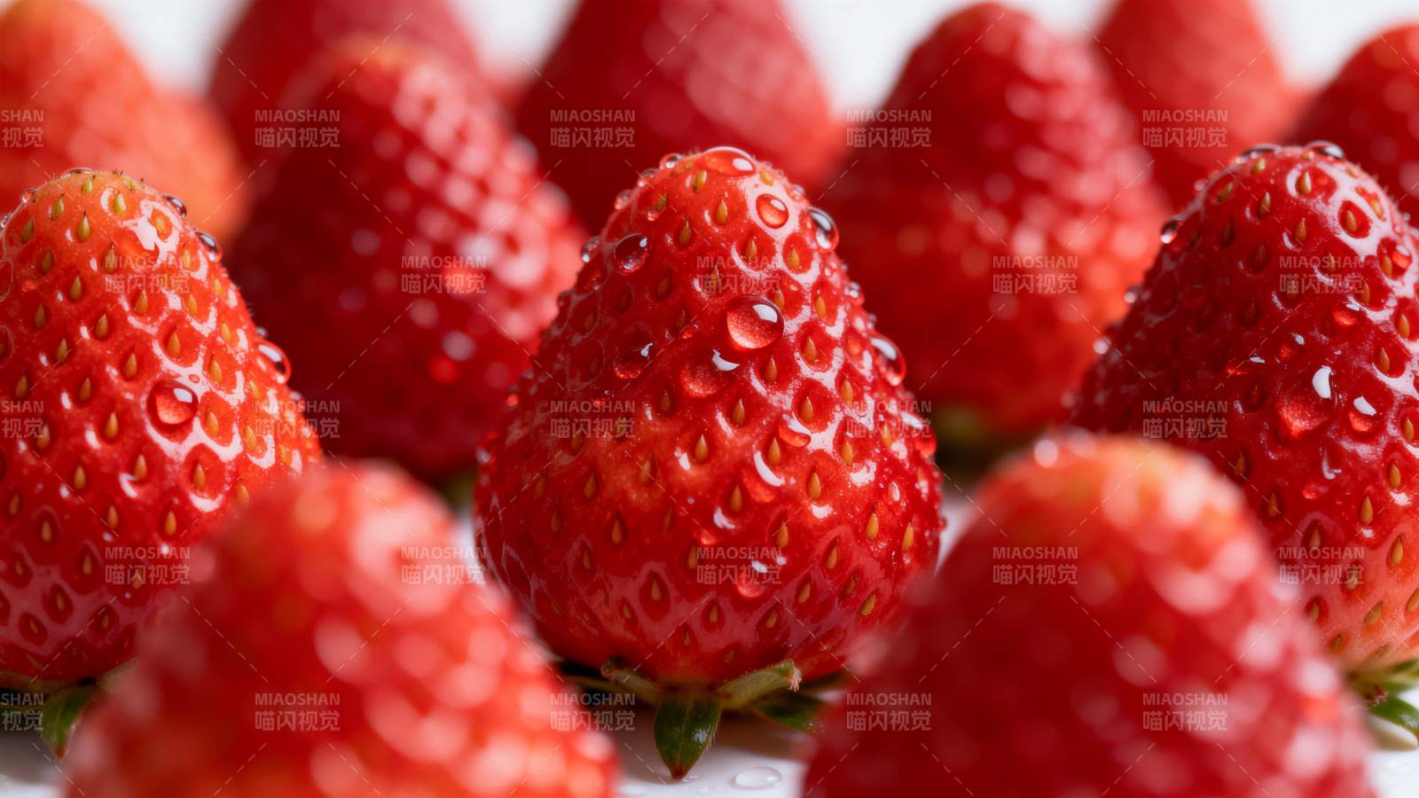 鲜红草莓特写图片