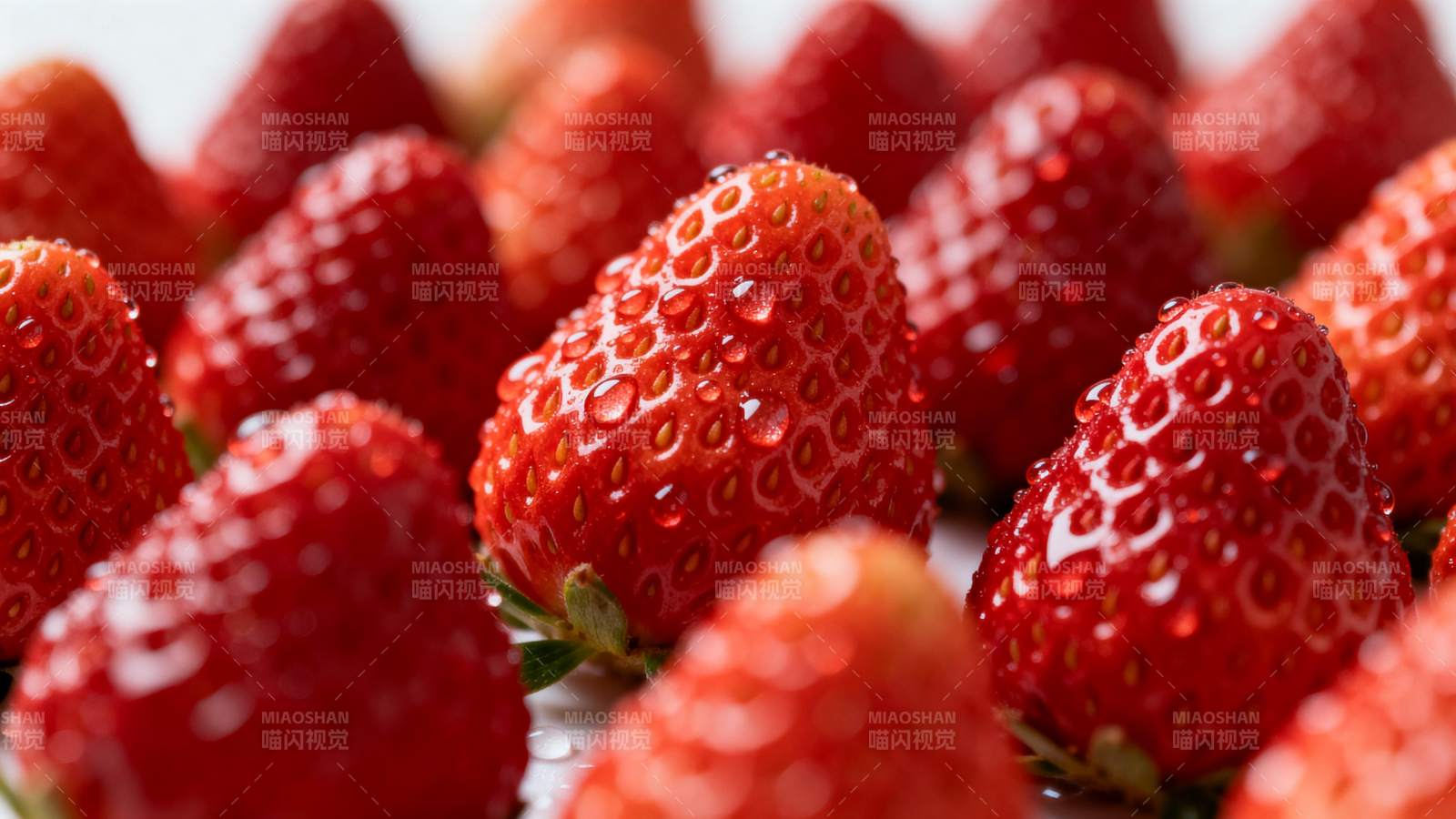 鲜红草莓特写图片