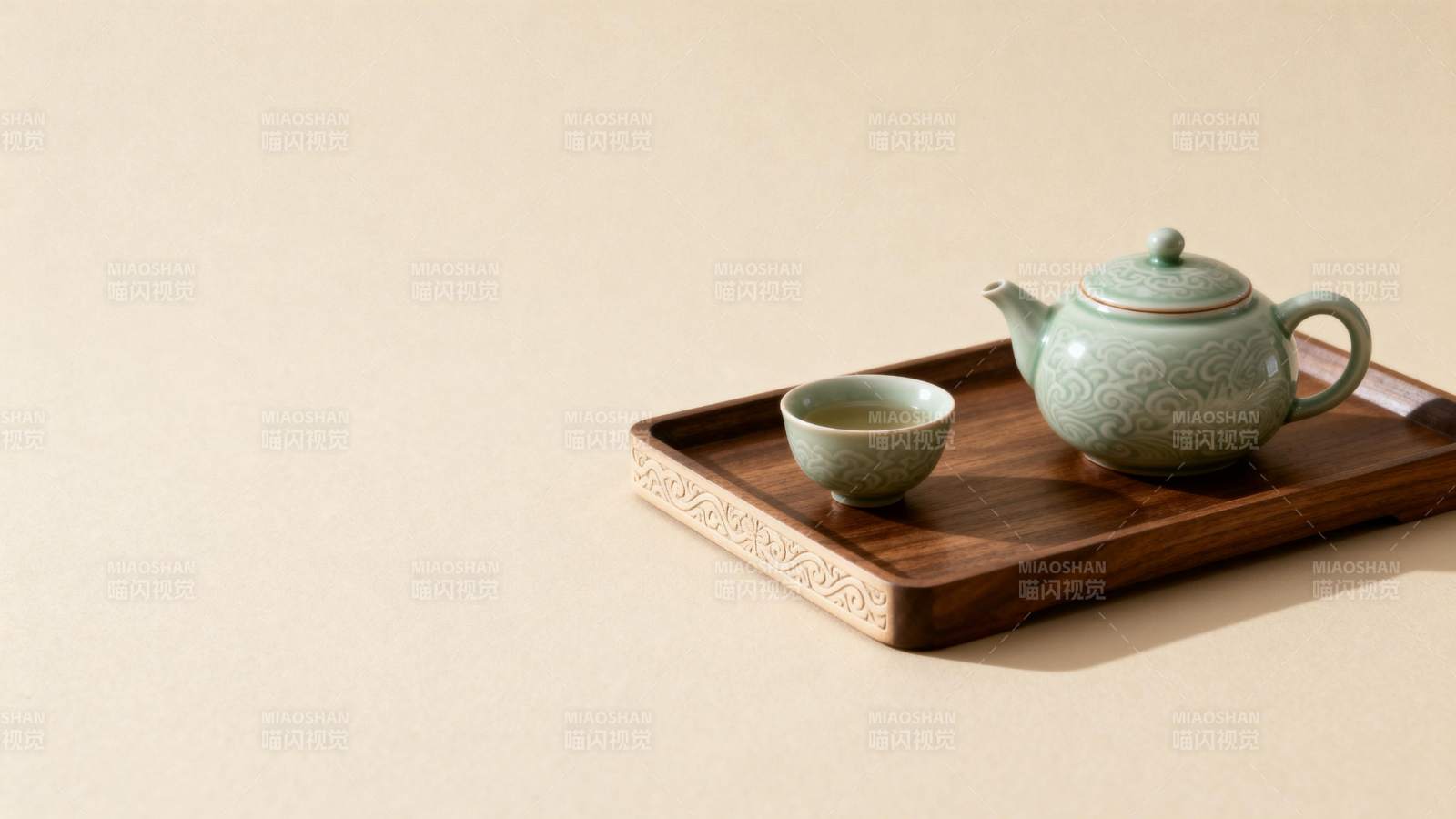 青瓷茶具静置木盘图片