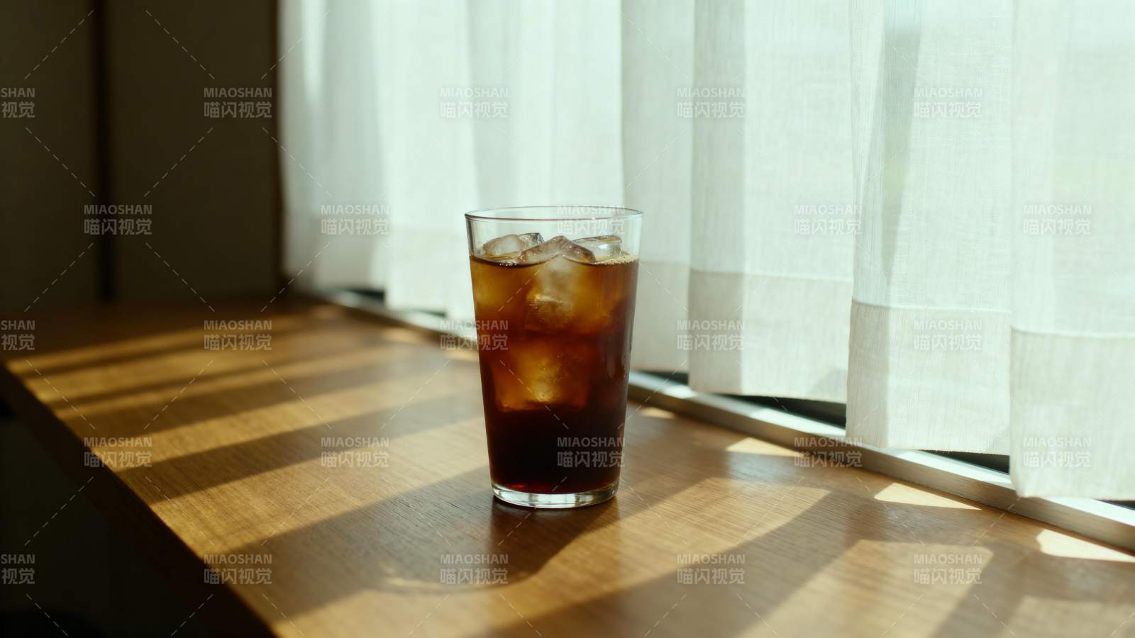 窗边冰咖啡图片