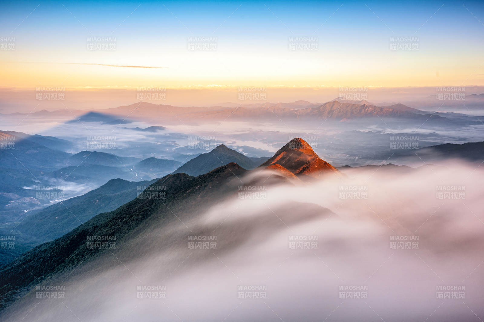云海日出山巅图片