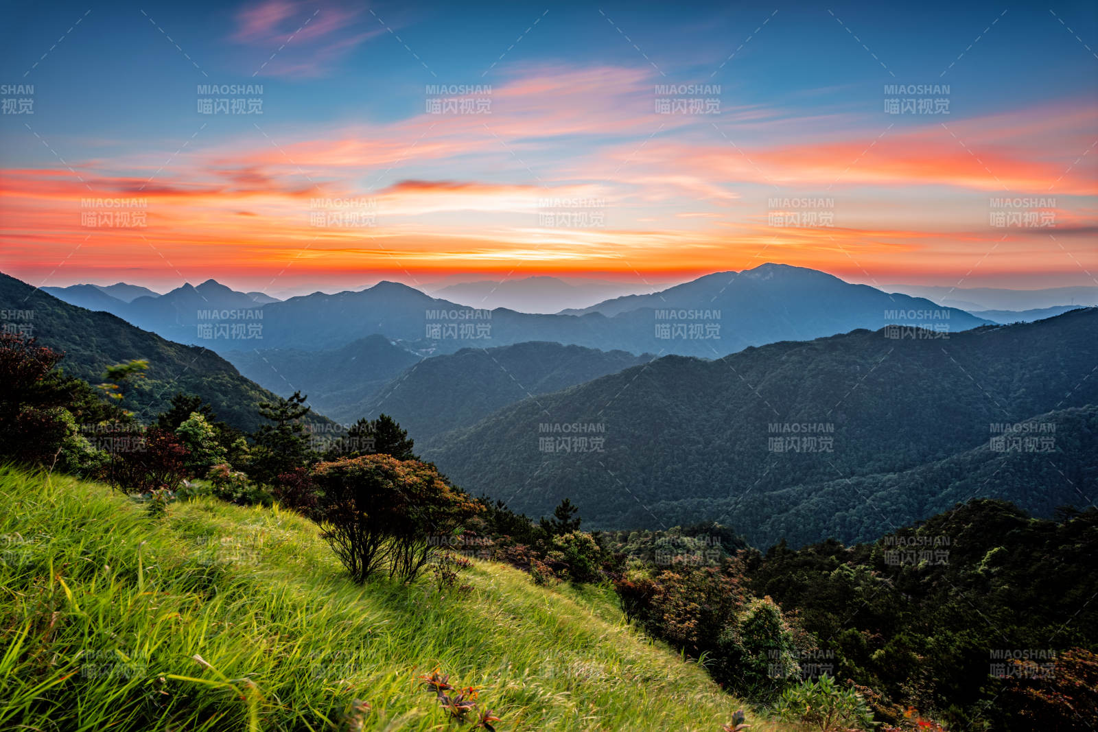 山巅日落美景图片