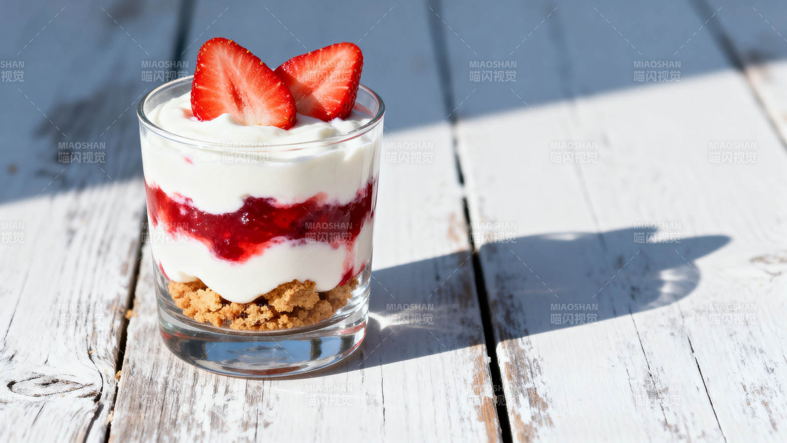 草莓酸奶杯图片