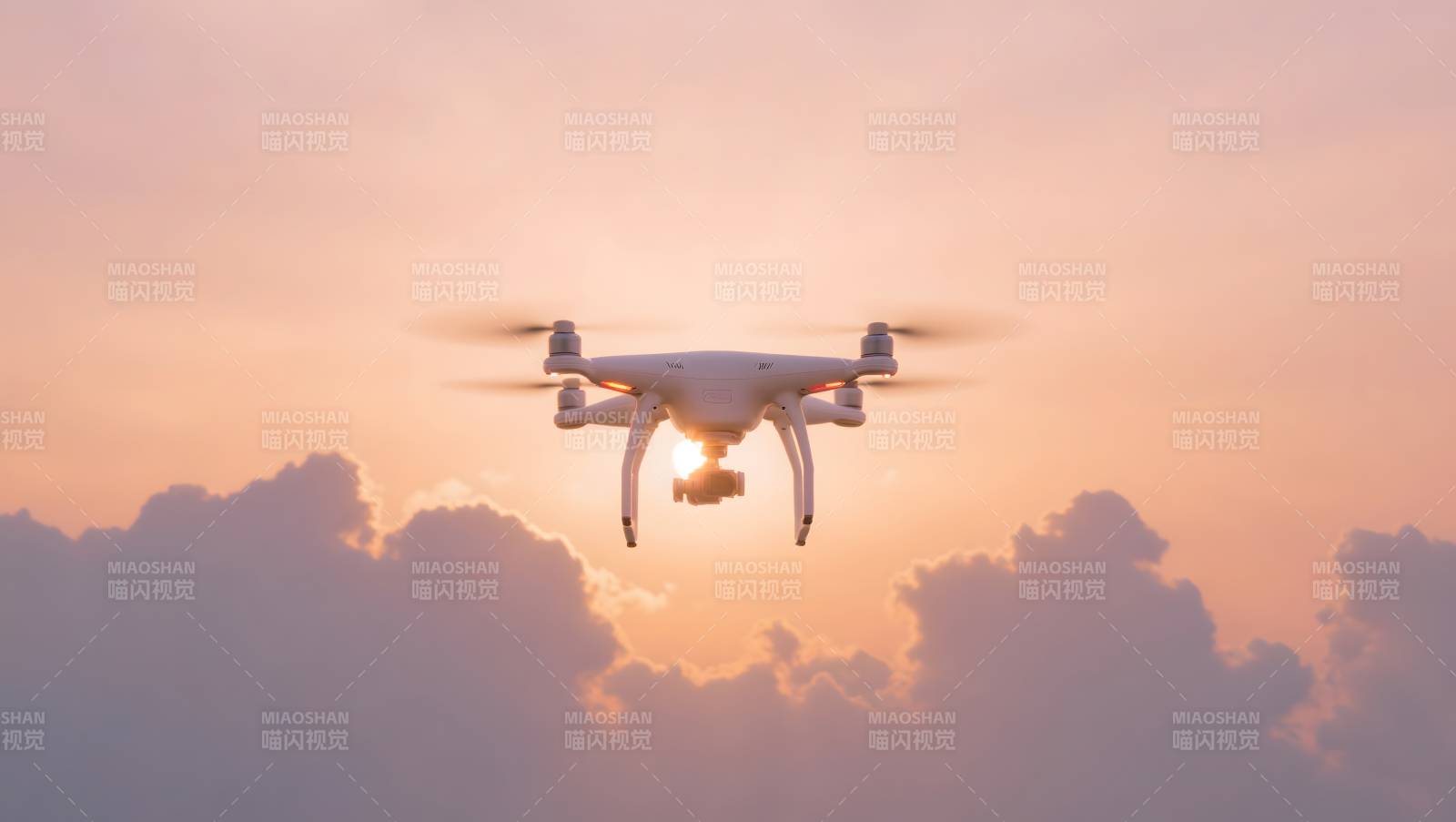 无人机飞越夕阳图片