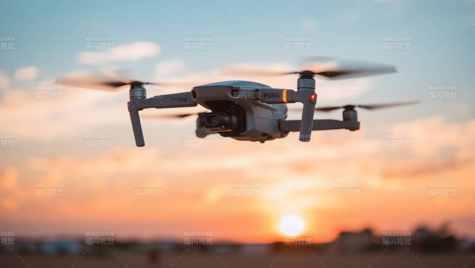无人机飞越夕阳图片
