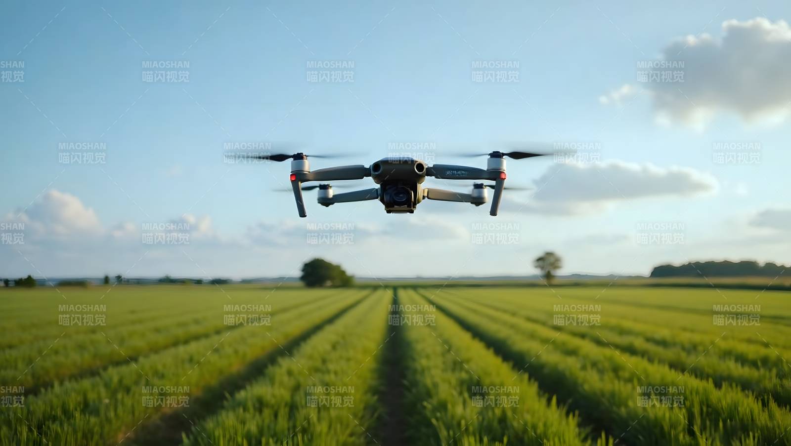 无人机飞越农田图片