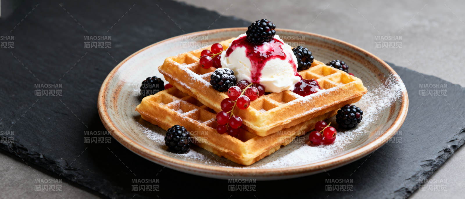 浆果冰淇淋华夫饼图片