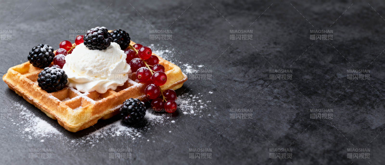 浆果奶油华夫饼图片
