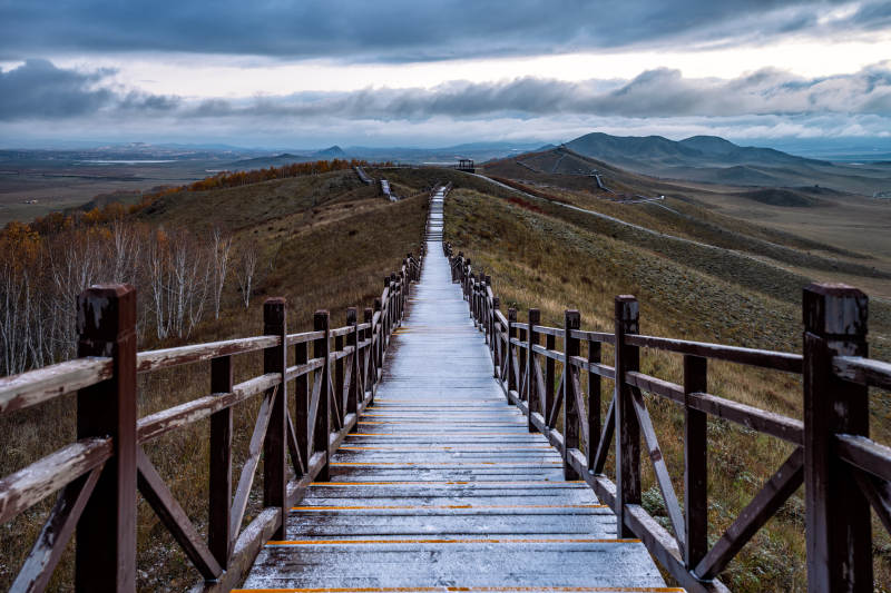 长廊通向远方山峦图片