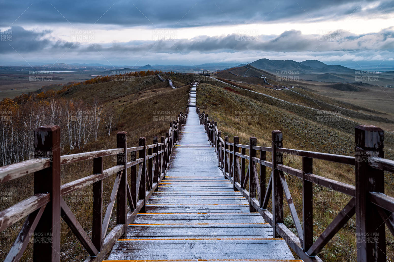 长廊通向远方山峦图片
