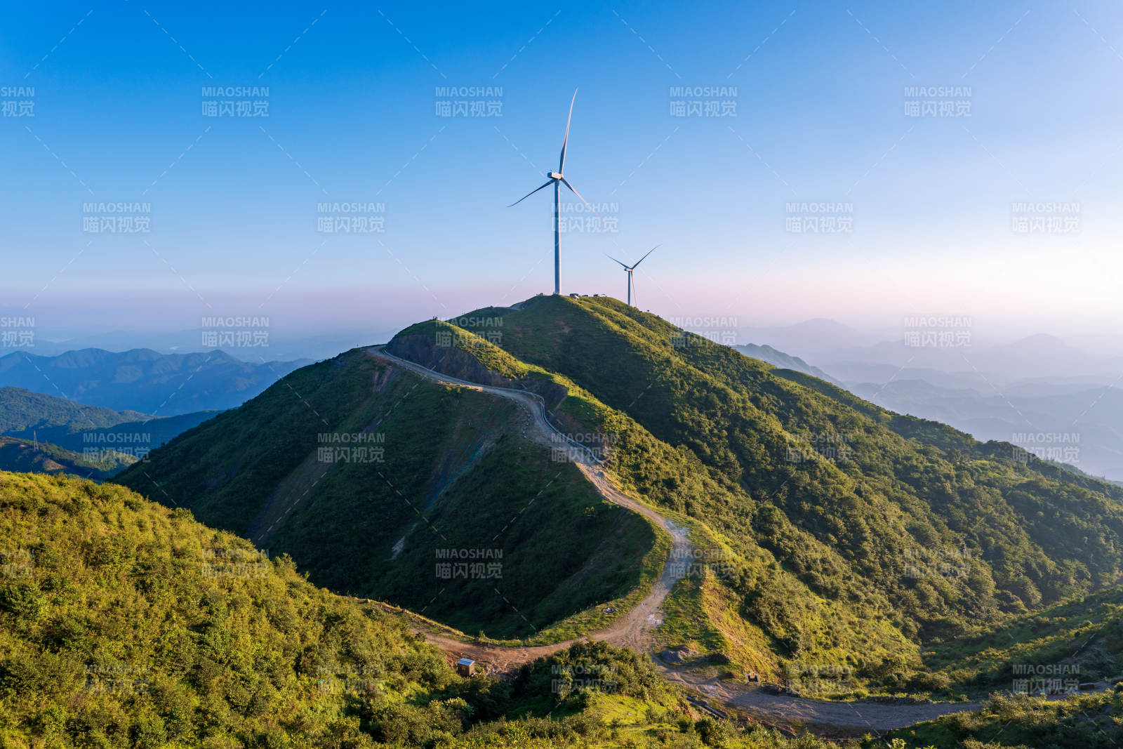 山巅风车迎朝阳图片