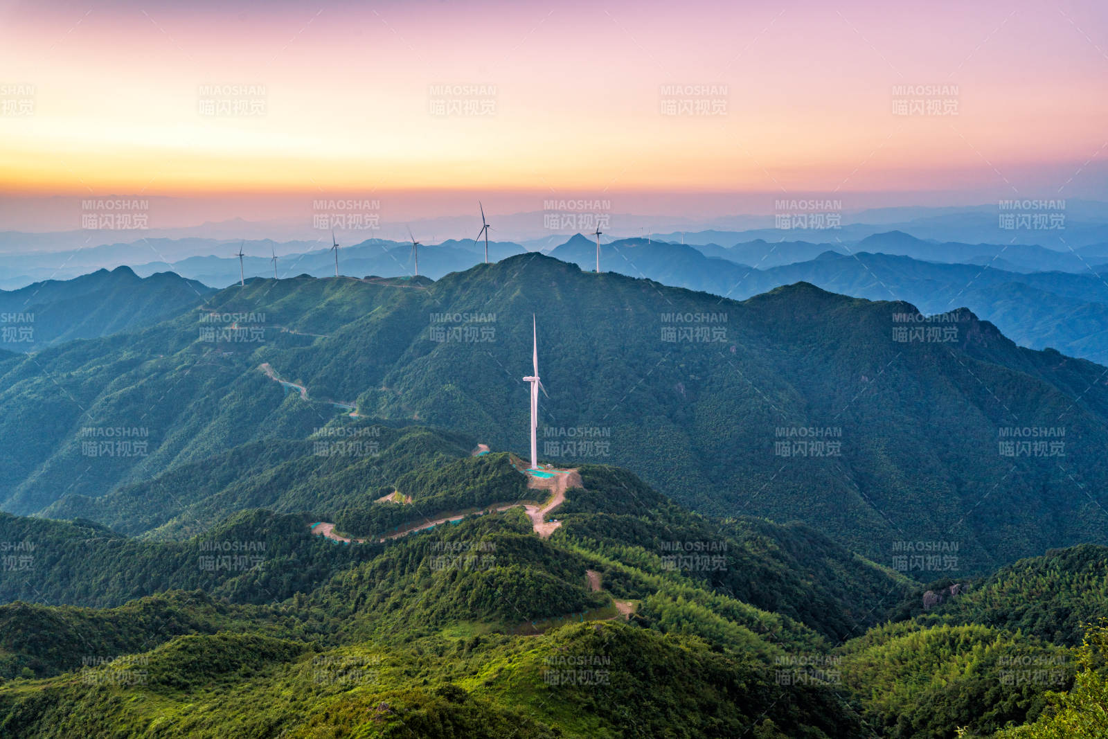 山巅风车迎朝霞图片
