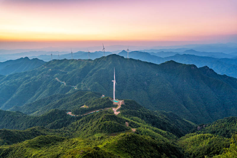 山巅风车迎朝霞图片