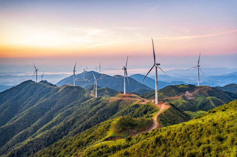 山巅风车迎晨曦图片