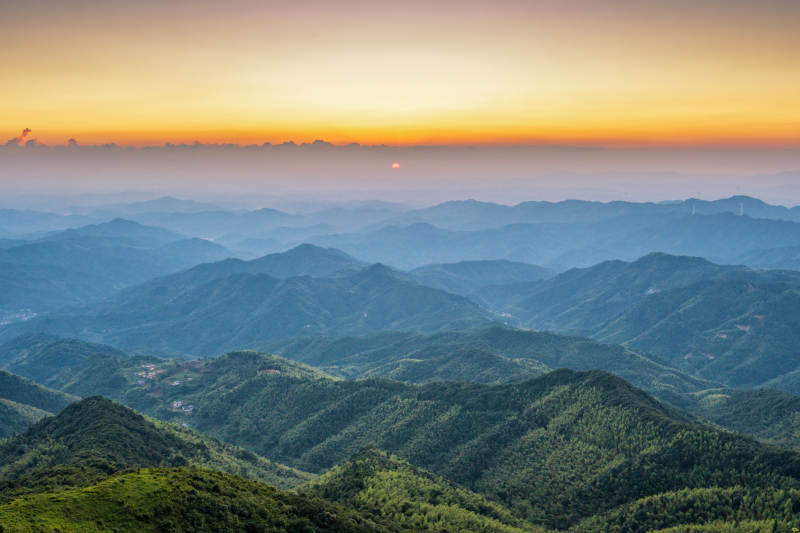 山峦叠翠日出时图片